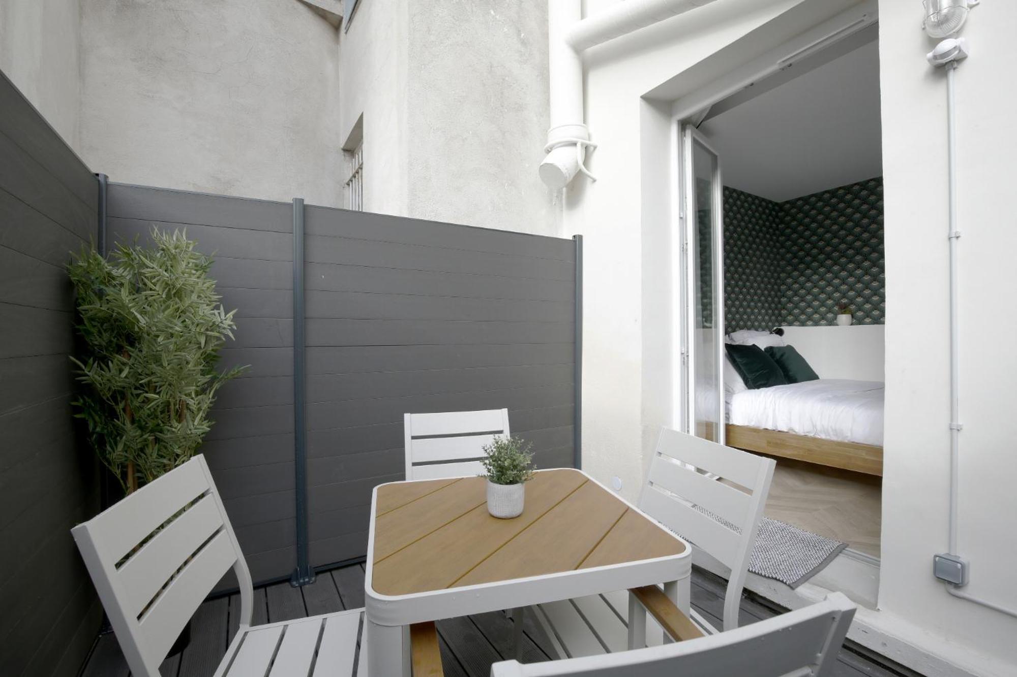Chill-out On Private Patio In Vintage Masterpiece Appartement *