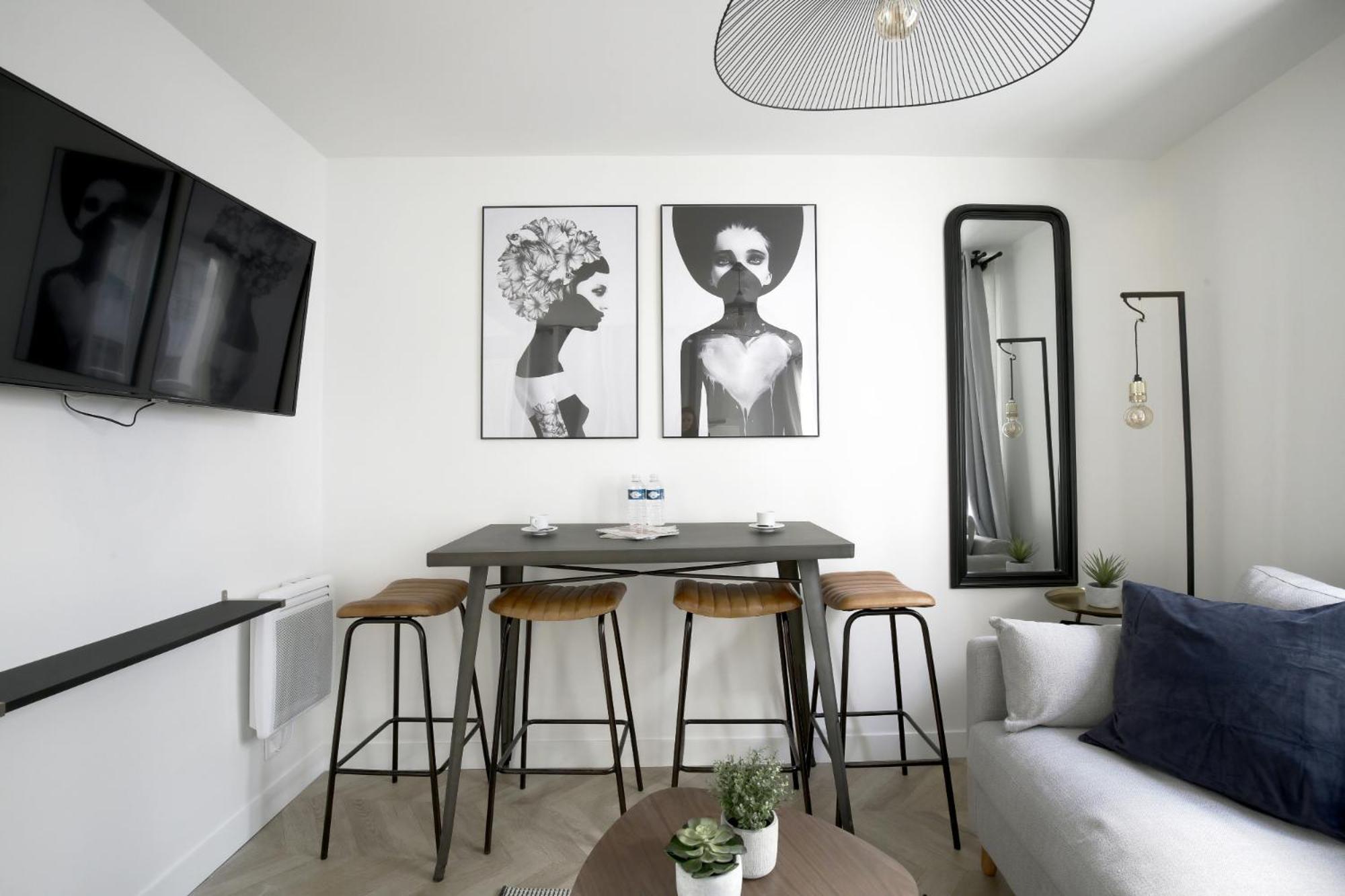 Chill-out On Private Patio In Vintage Masterpiece Appartement Parijs